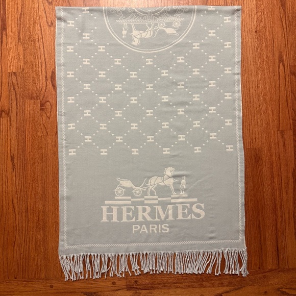 Hermès fringe scarf in light gray and white cashmere and silk - Picture 3 of 13